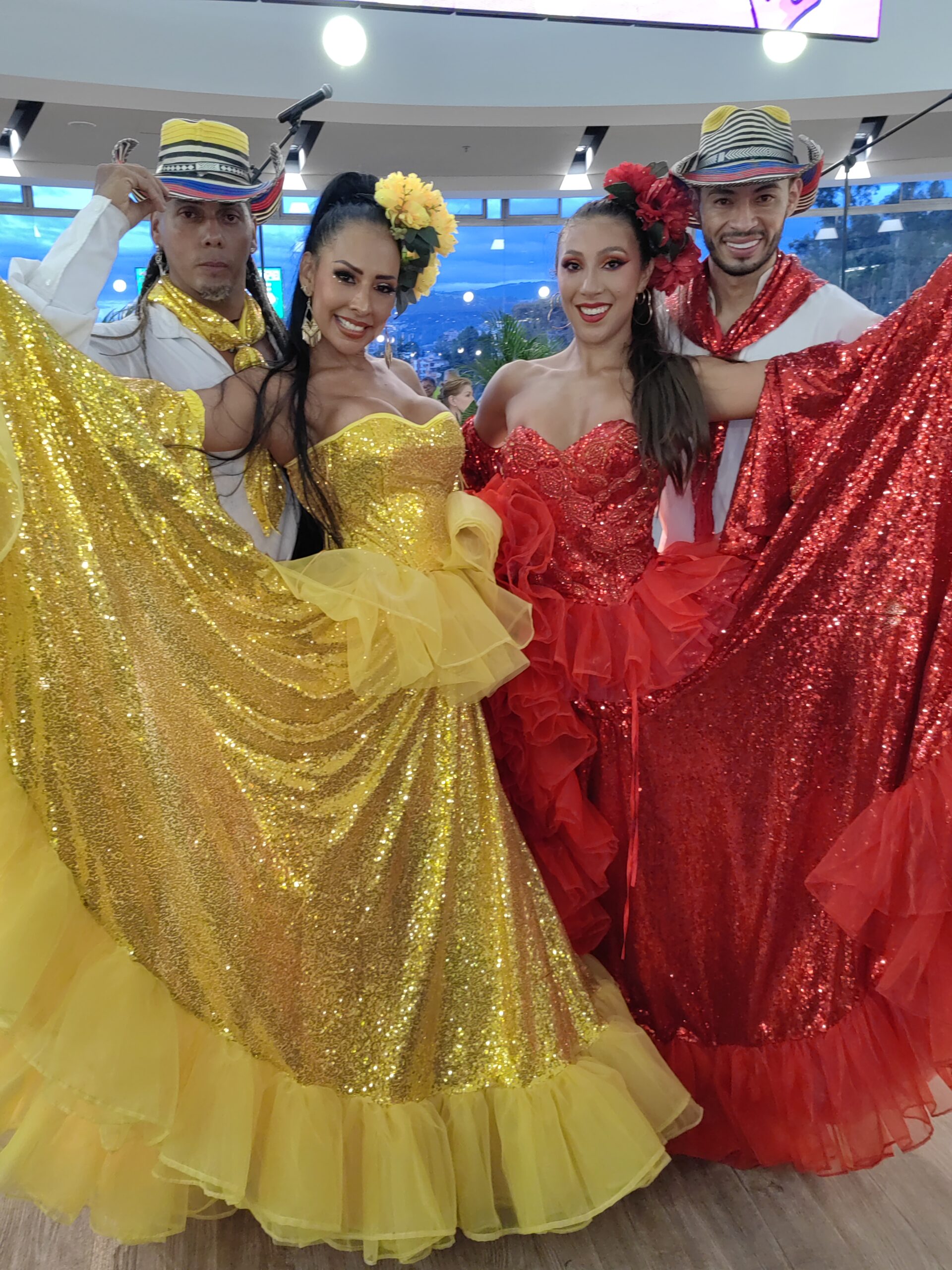 Espectáculo de danza colombiana con pasos tradicionales y música folclórica en vivo