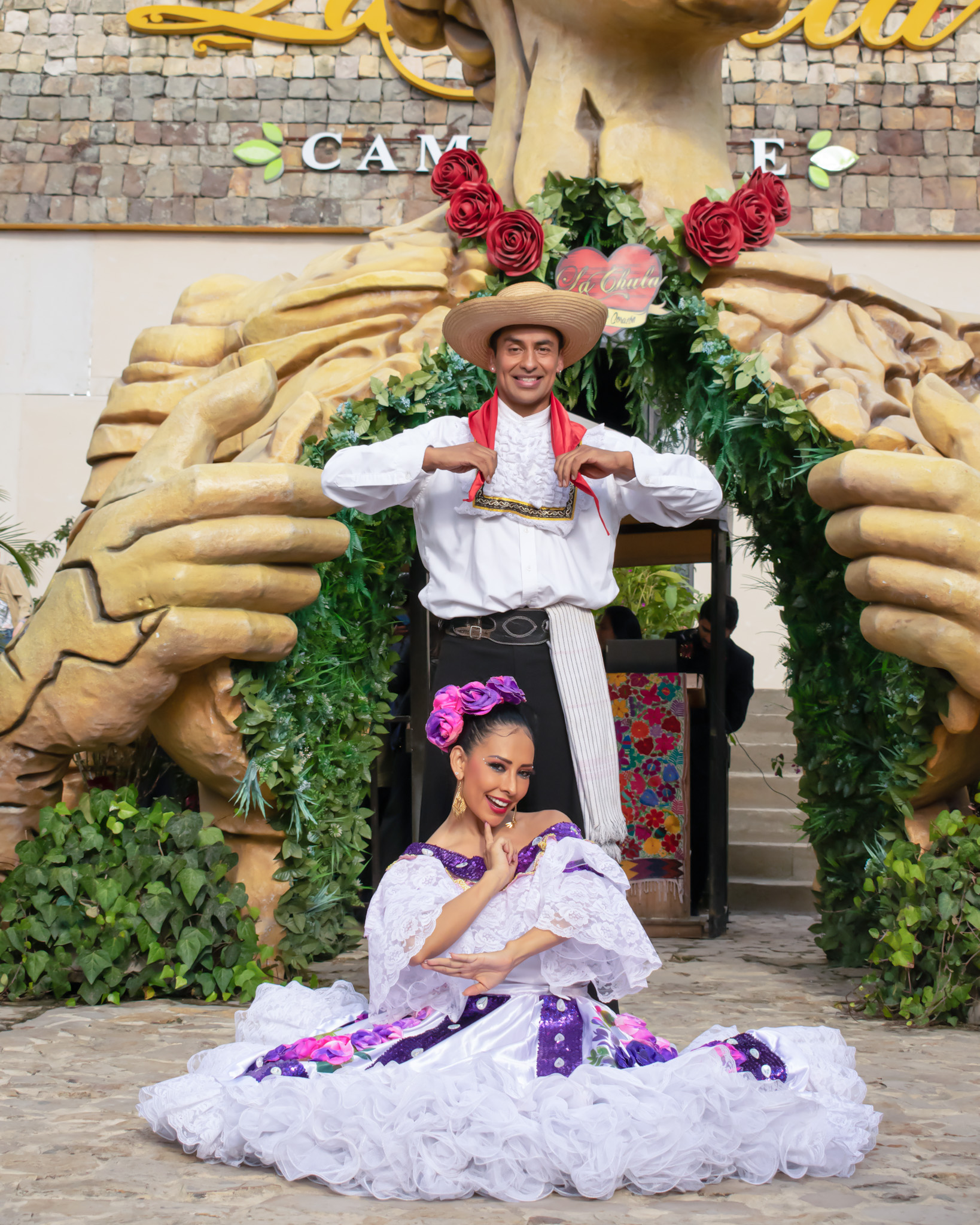 Danza folclórica colombiana en un evento cultural con música y pasos tradicionales