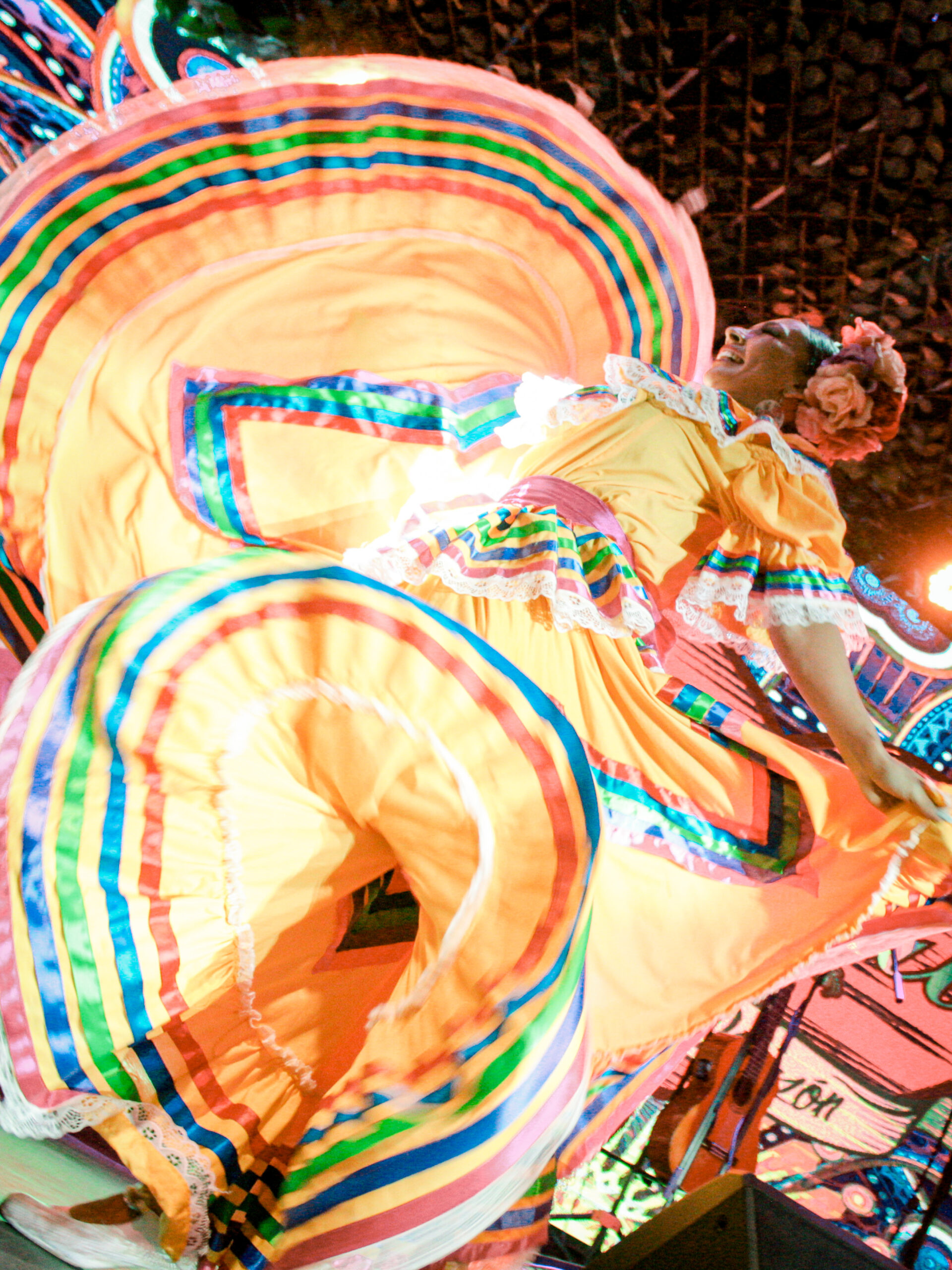 Grupo de bailarines mexicanos ejecutando una coreografía de danza folklórica